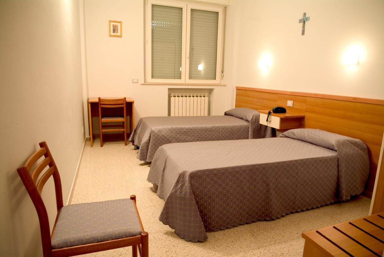 Casa Religiosa Di Ospitalita Nazareno Hotel Spoleto Ruang foto